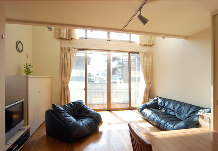 窓からの光と吹抜で明るいリビング