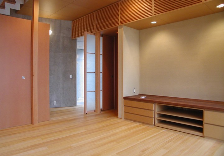 自然な風合いの床壁天井が優しい雰囲気のリビング