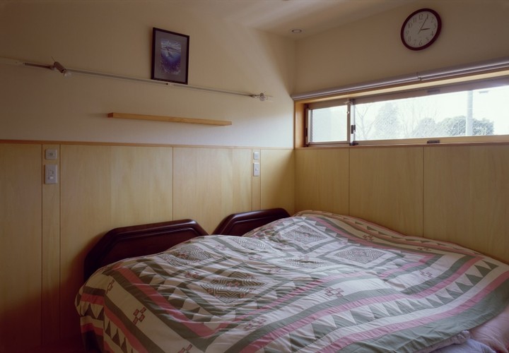 寝室は日中小さなハイサイドライトで優しい明るさ