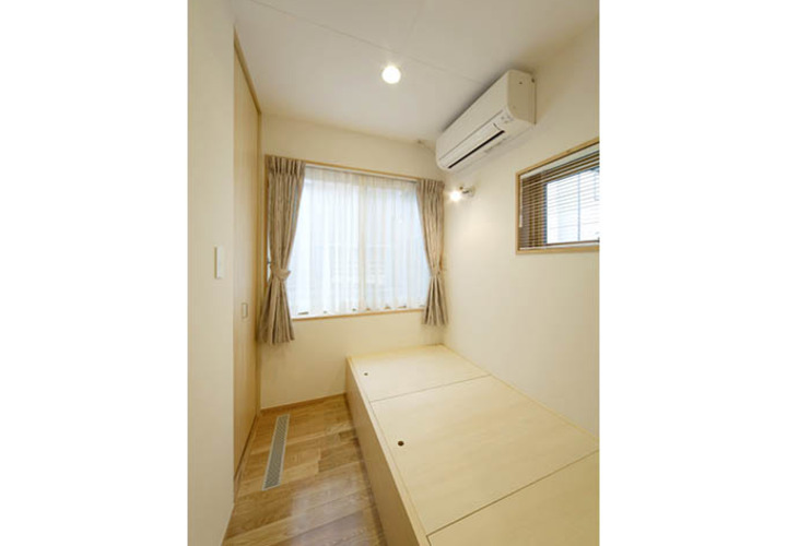 十分な開口部と落ち着ける天井高の寝室