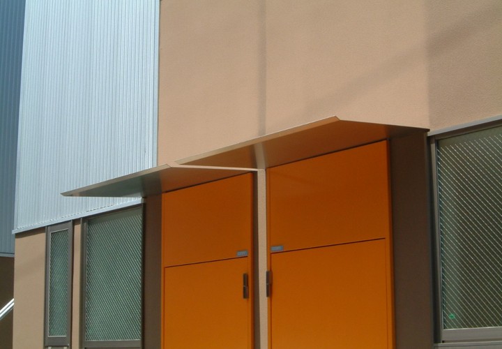 シンプルなデザインの玄関の庇