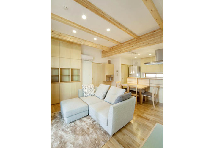 木の梁が等間隔に並ぶリビング