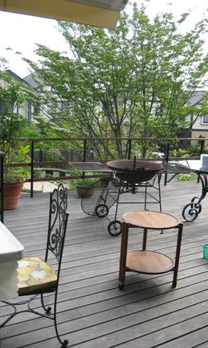 木製デッキでバーベキューを楽しむ