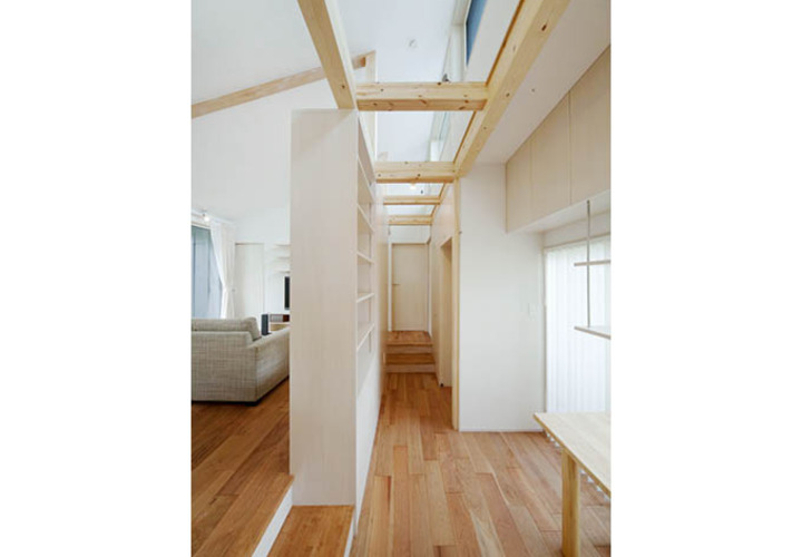 収納棚が空間を分割する室内