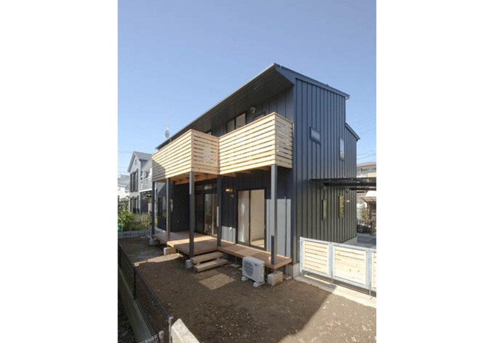 ガルバリウム鋼板と木の温もりが共存する外観