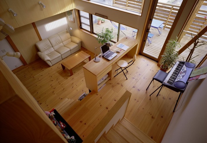 リビングの隣を一段上がるとプレイコーナー