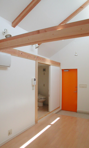 広くないワンルームも勾配天井で開放的に