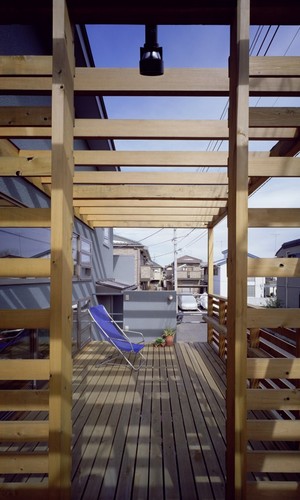 子どもの遊び場にもなるウッドデッキのバルコニー