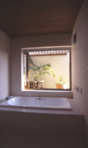 坪庭を楽しむ浴室