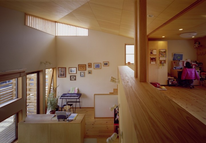 リビングの吹き抜けを囲んだ2階は将来仕切る事もできる子ども部屋