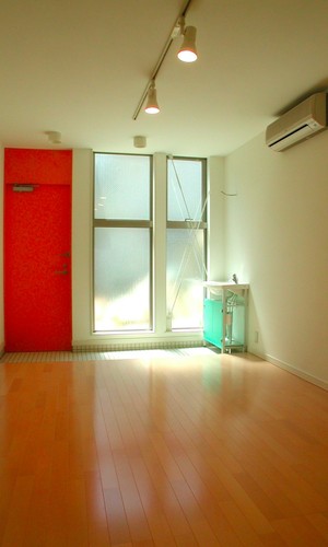 室内に入ると玄関の土間に小さな洗面台が便利