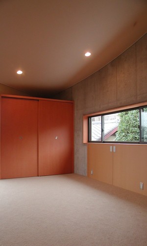 コンクリート曲面部分に眺めの良い変形部屋