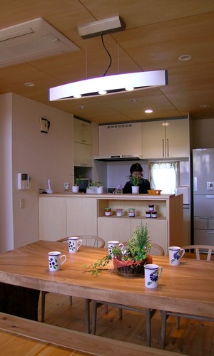 スキップフロアの段差を利用したダイニングテーブル