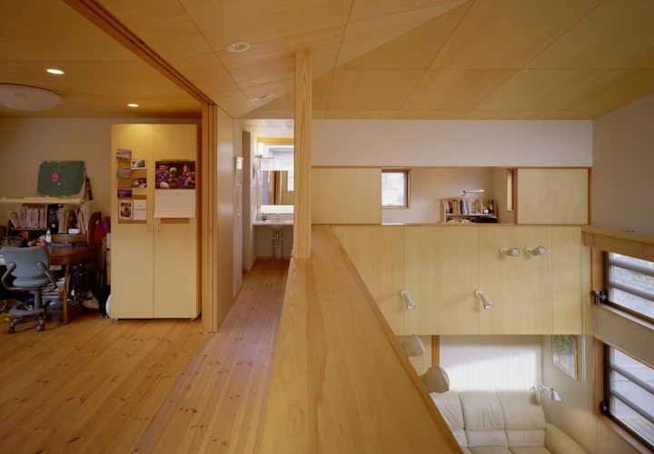 パインの無垢フローリングや天井のシナベニヤがシンプルでナチュラルな室内