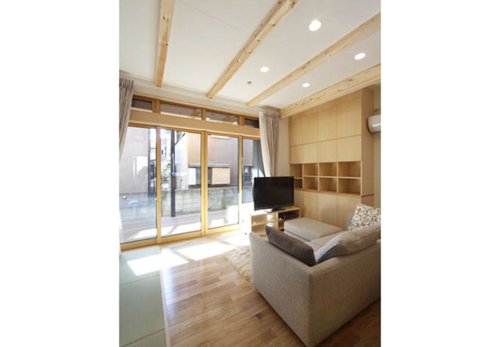 家族が集まる全面窓の明るいリビング