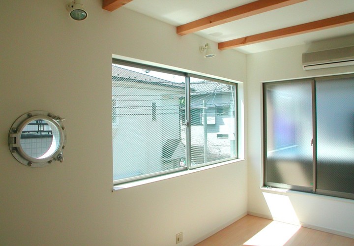 船の中のような丸窓がついたワンルーム