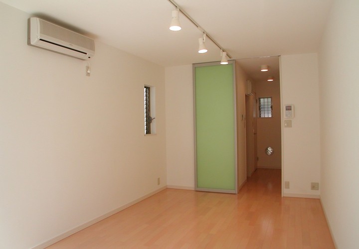 水回りを奥にコンパクトにまとめてシンプルなワンルーム