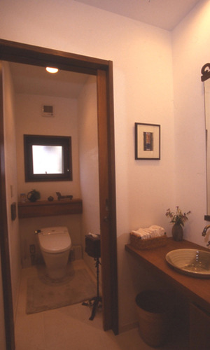 施主手づくり手洗器のあるトイレ