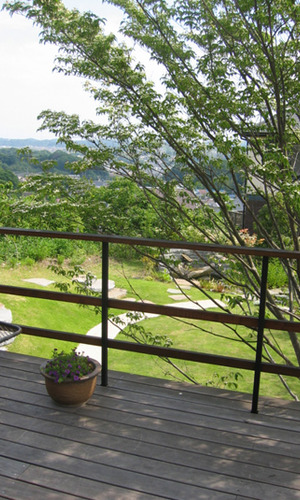 眺望の良いバルコニーの手摺は細く