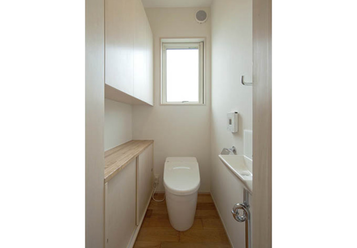 雑貨も飾れる収納棚のあるトイレ