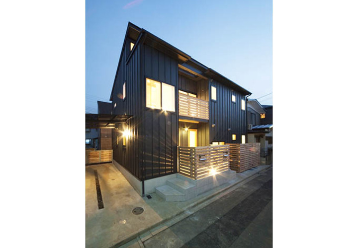 部屋の灯りが外壁とのコントラストに