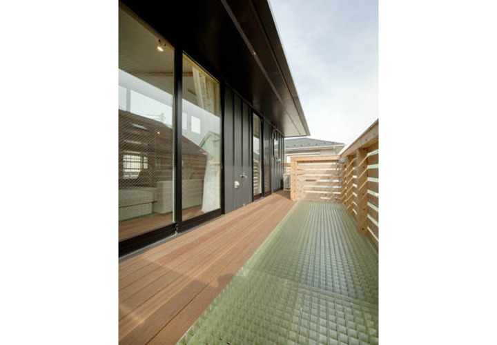 淡いグリーンと無垢材のバルコニー