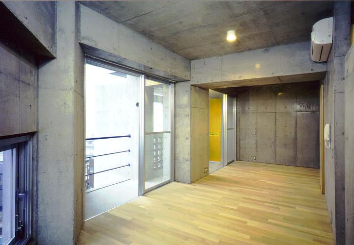 コンクリート打ち放しの室内に家具を選ぶのも楽しい