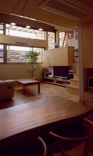 リビングダイニングのさらにバルコニーまで見渡せるキッチン