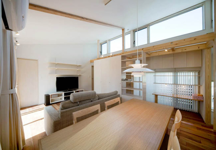 両サイドに開口部を設けて明るいリビング