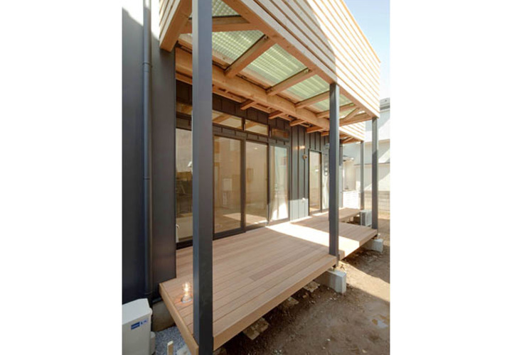 使い勝手の良いウッドデッキが広がる