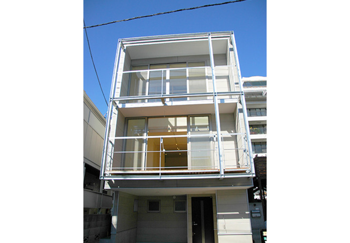 長方形のフォルムが印象的な外観