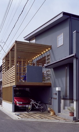 大きな窓をもうけたリビングもバルコニーで近隣からの視線も程よくカット