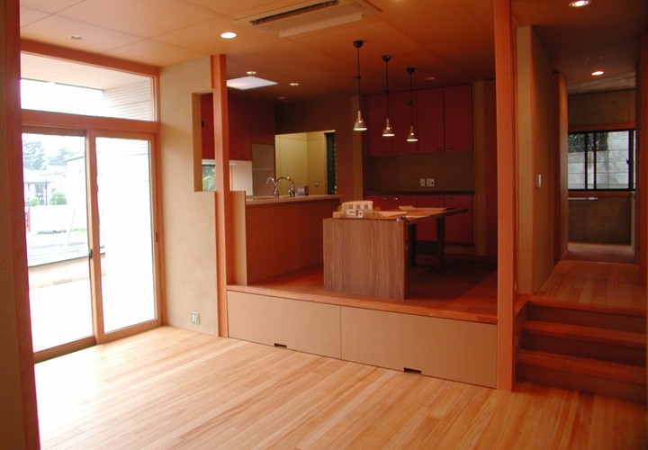 スキップフロアの室内に一段上がったダイニングキッチン