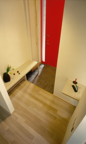 真っ赤なドアが家族を出迎える玄関スペース