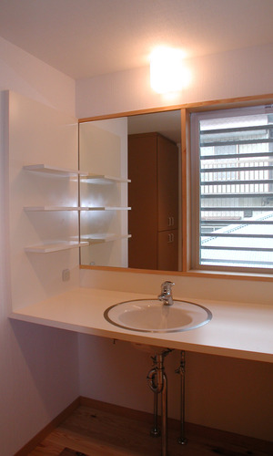 直線的なデザインに丸い洗面ボウルがアクセントのシンプルな洗面スペース