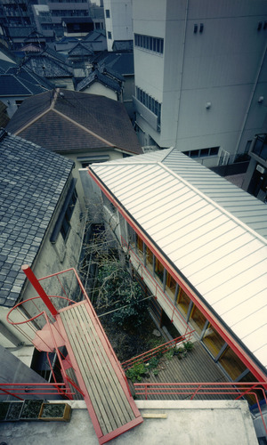 入り口幅2メートルの路地の奥にある変形敷地に建つ住宅