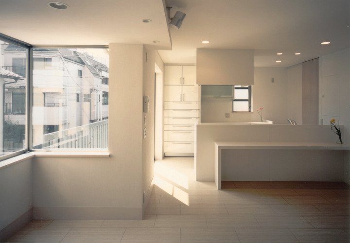 子世帯は白を基調にしたシンプルなLDK