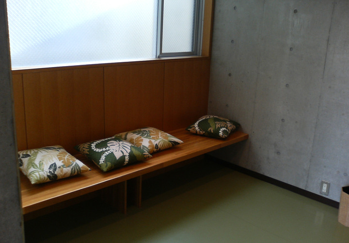 リラックスした雰囲気の待ち合いスペース