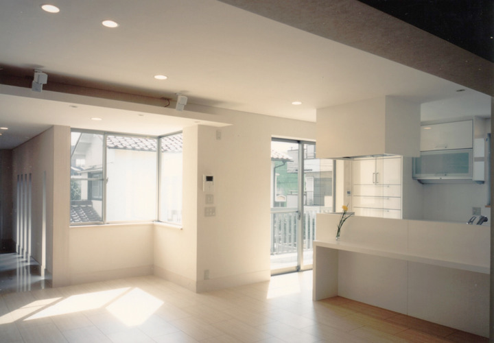 バルコニーに繋がる窓から明るい日差しが差し込むLDK