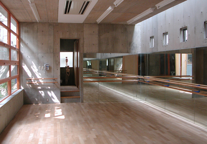 鏡張りのバレエスタジオもトップライトやハイサイドライトで隅々まで明るい雰囲気