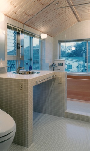 日中はブラインドを開けて大きな窓から明るい光と風の抜けるバスルーム