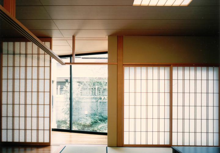 障子を開ければ庭の緑を眺められるくつろいだ雰囲気の室内