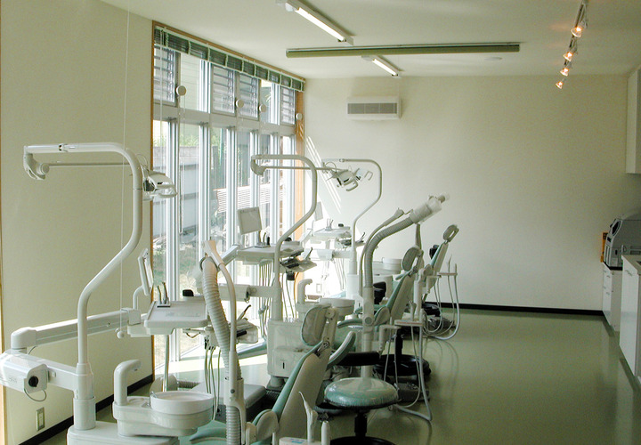 明るくシンプルな診療スペース