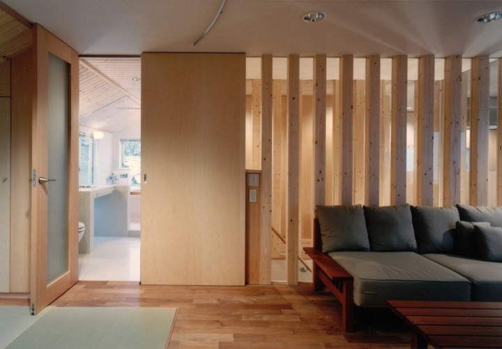 天井までのハイドアで建具もすっきりしたデザイン