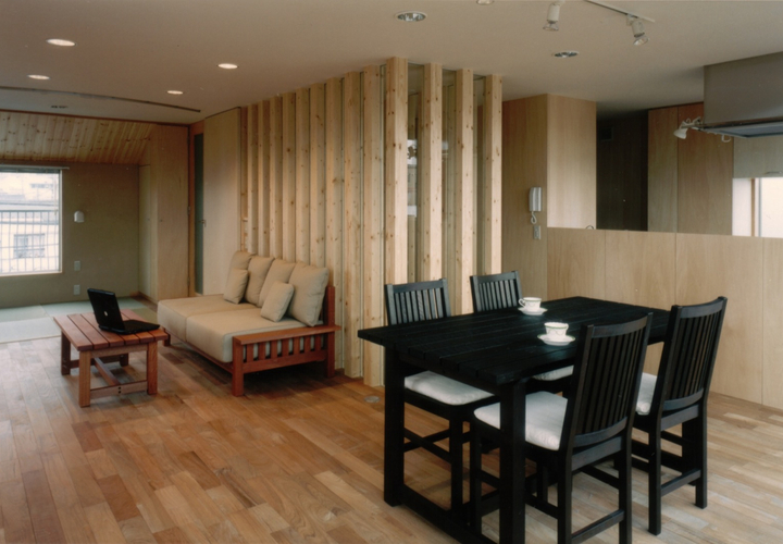 階段ホールを囲んでぐるぐると回遊できるプラン