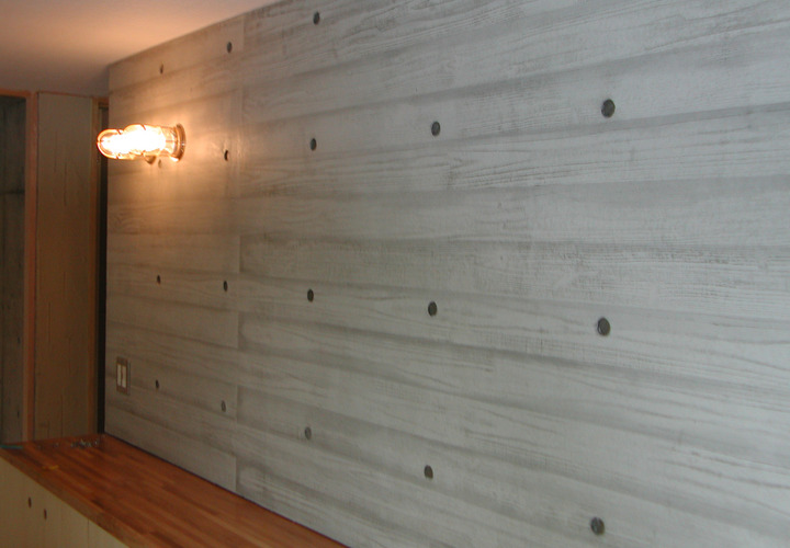 小幅板の型枠でコンクリートの壁に木目の表情