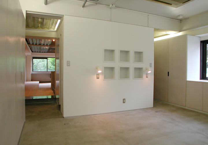 LDKの裏側に回ると白い寝室