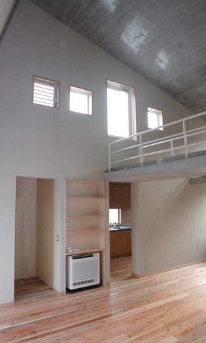 コンクリートの勾配天井で広々開放的なLDK