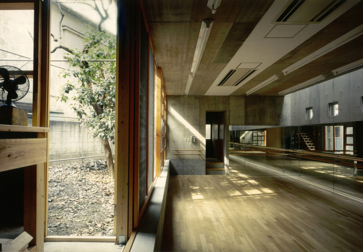 1階は中庭に面したバレエスタジオ