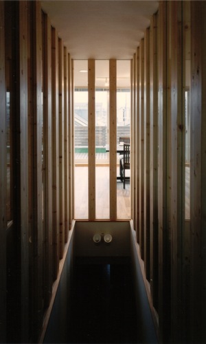 見る角度から列柱の間の景色の変わる階段ホール